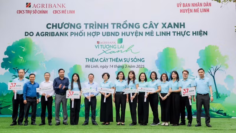 Các đại biểu tham dự sự kiện chụp ảnh lưu niệm.