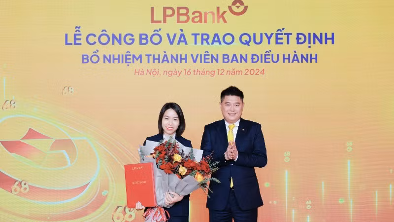 Bà Nguyễn Hồng Nhung nhận quyết định bổ nhiệm Thành viên Ban điều hành.