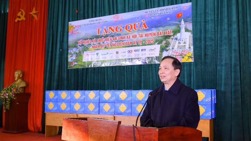 Phó Thống đốc Đào Minh Tú phát biểu tại lễ tặng quà bà con huyện Bát Xát.