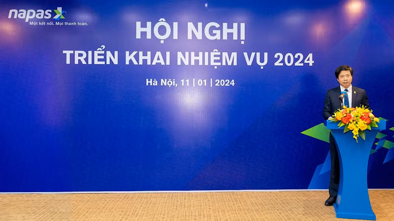 Tổng Giám đốc Nguyễn Quang Minh phát động phong trào thi đua tại hội nghị.