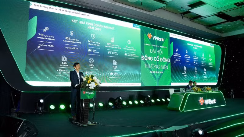 Tổng Giám đốc VPBank Nguyễn Đức Vinh báo cáo về kết quả kinh doanh nổi bật năm 2024.