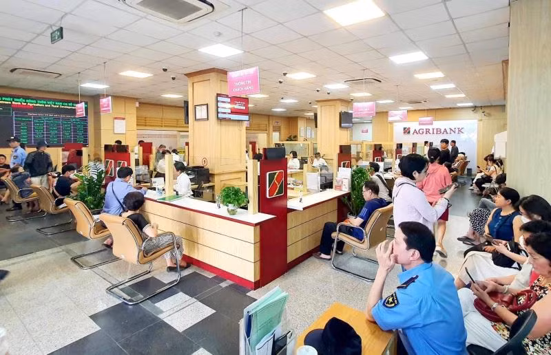 Người dân chờ đến lượt mua vàng tại một điểm giao dịch của Agribank.