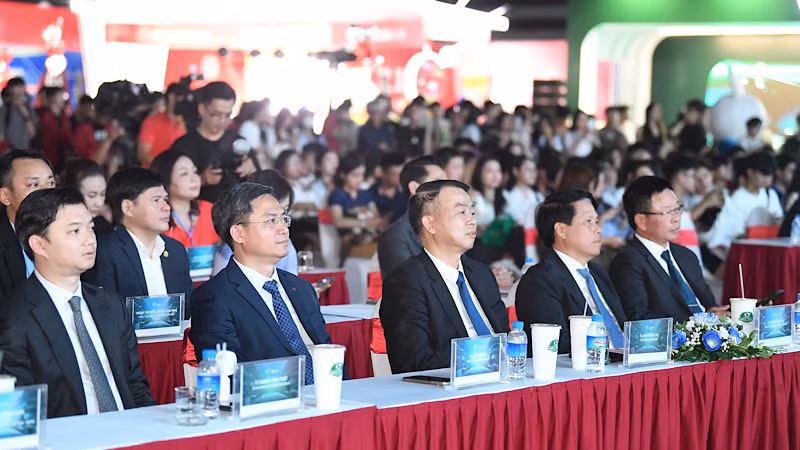 Các đại biểu dự lễ khai mạc chương trình.