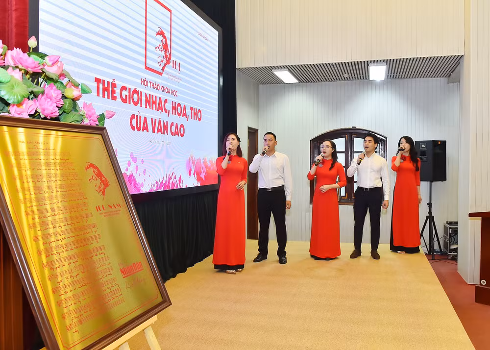 Bài hát Tiến quân ca mở đầu cho Tọa đàm khoa học “Thế giới Nhạc, Họa, Thơ của Văn Cao” tại Báo Nhân Dân. Bài hát Tiến quân ca mở đầu cho Tọa đàm khoa học “Thế giới Nhạc, Họa, Thơ của Văn Cao” tại Báo Nhân Dân.