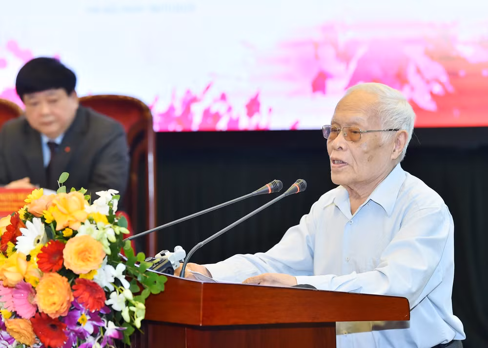 GS Phong Lê phát biểu mở đầu. GS Phong Lê phát biểu mở đầu.