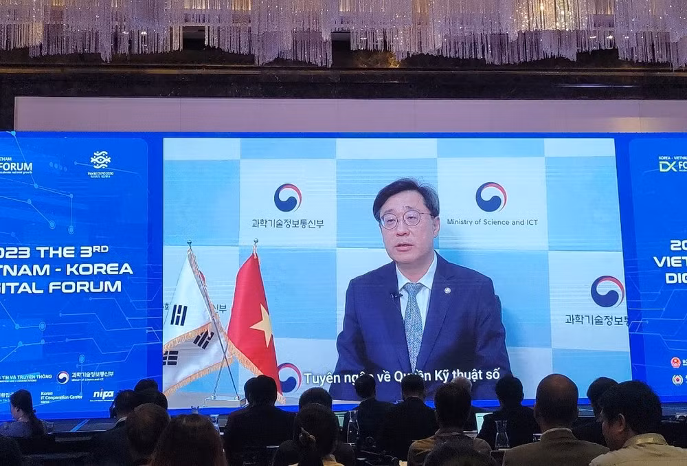Ông Park Yun Kyu, Thứ trưởng Khoa học, Công nghệ thông tin và Truyền thông Hàn Quốc có bài phát biểu chào mừng Diễn đàn. Ông Park Yun Kyu, Thứ trưởng Khoa học, Công nghệ thông tin và Truyền thông Hàn Quốc có bài phát biểu chào mừng Diễn đàn.