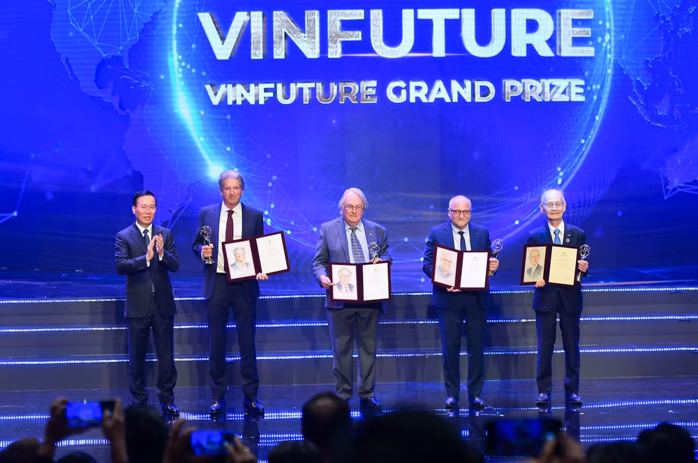 Chủ tịch nước Võ Văn Thưởng trao giải thưởng chính VinFuture 2023 cho 4 nhà khoa học với phát minh pin mặt trời và pin Lithium-ion.