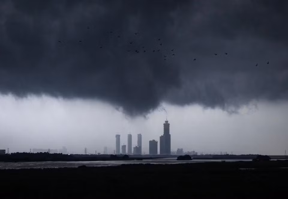 Những đám mây gió mùa trên dòng sông Yamuna ở New Delhi, Ấn Độ, ngày 15/7/2023. Ảnh: Reuters