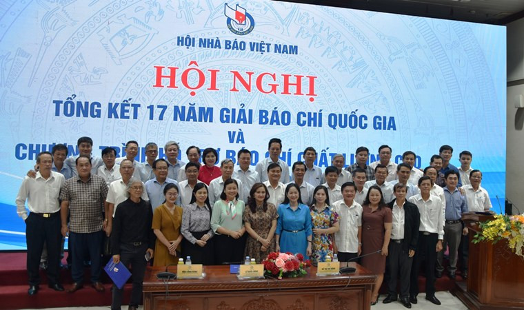Lãnh đạo Hội Nhà báo Việt Nam, lãnh đạo địa phương và Hội Nhà báo các tỉnh, thành phố phía nam chụp ảnh lưu niệm. 