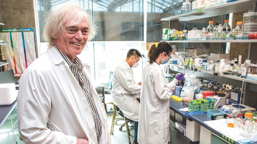 Giáo sư Pieter Cullis đã tạo ra hệ thống đưa thành phần mRNA hoạt động của vaccine vào tế bào người. (Ảnh: BIV)
