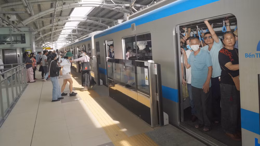 Đã có 150.000 người trải nghiệm Metro số 1 Thành phố Hồ Chí Minh ngày đầu vận hành.