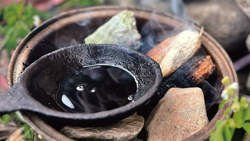Trong quá trình vẽ, sáp được đun thường xuyên trên lửa nhỏ cháy đều.