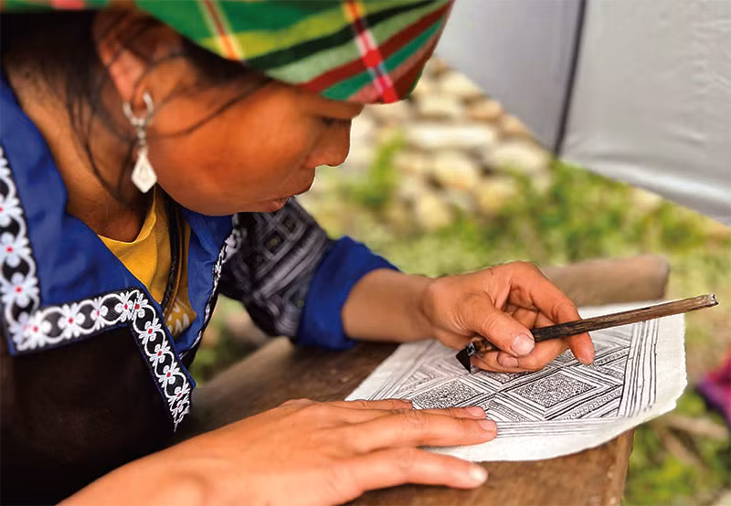 Những nét vẽ là họa tiết, hoa văn hết sức mộc mạc với đường viền là hình vuông, chữ thập kết hợp với hình quả trám, tam giác, tròn, răng cưa...