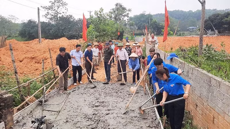 Nông dân huyện Yên Bình (Yên Bái) làm đường giao thông nông thôn.