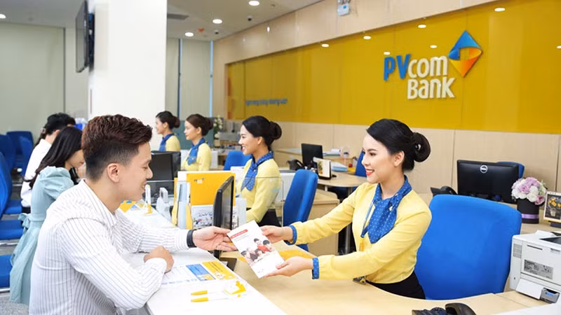 Khách hàng giao dịch tại PVcomBank. (Ảnh: V.PHONG)