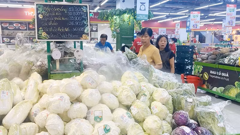 Giá cả hàng hóa sáu tháng đầu năm cơ bản ổn định. Trong ảnh: Người dân mua hàng tại siêu thị. (Ảnh: TUỆ NGHI)