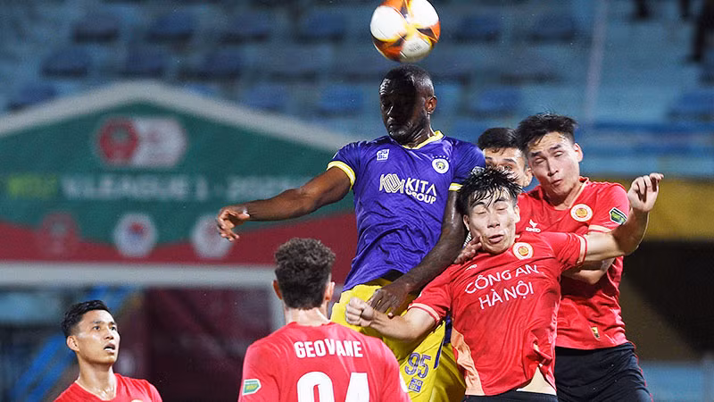 Pha tranh bóng giữa cầu thủ hai đội Hà Nội FC và Công an Hà Nội. (Ảnh: TRẦN HẢI)