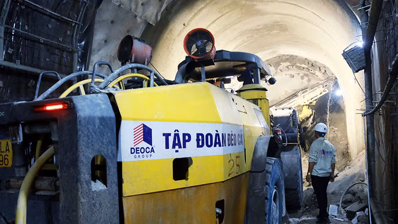Tập đoàn Đèo Cả đưa máy móc hiện đại vào hiện trường khắc phục sự cố sạt lở hầm Chí Thạnh.