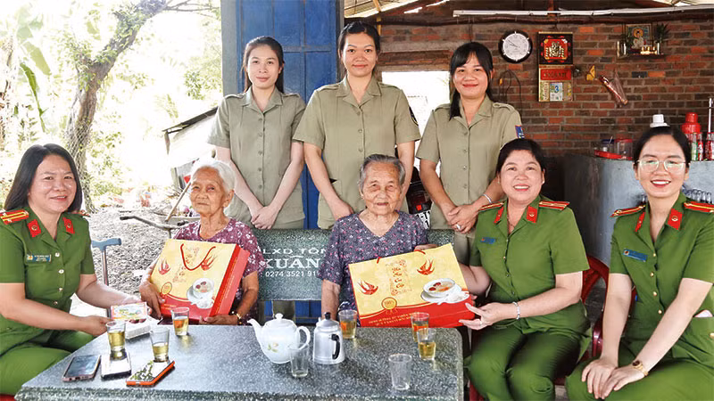 Trung tá Lê Thị Hồng Thủy (ngoài cùng bên trái) thăm hỏi và trao quà tặng các Bà mẹ Việt Nam Anh hùng trên địa bàn huyện Dầu Tiếng, tỉnh Bình Dương. 