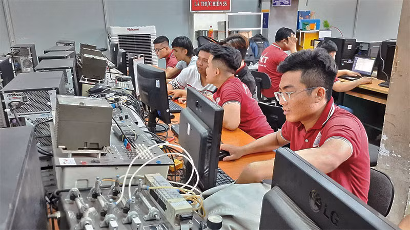 Một lớp đào tạo nghề điện tử chuyên sâu tại Trường cao đẳng Kỹ thuật II, thành phố Thủ Đức, Thành phố Hồ Chí Minh.