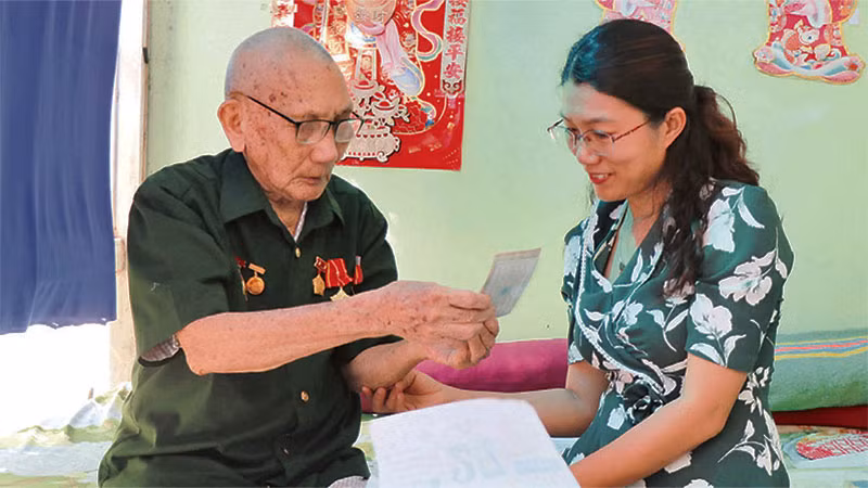 Cụ Lê Đăng Vít (bên trái) là một trong những người tham gia giành chính quyền trong Cách mạng Tháng Tám năm 1945.