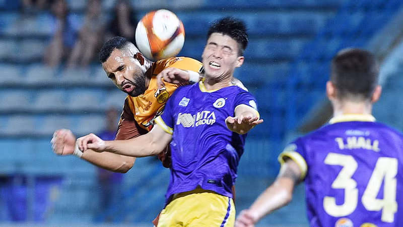Đội Hà Nội FC (áo tím) giành chiến thắng trước đội LPBank Hoàng Anh Gia Lai với tỷ số 2-0 trên sân Hàng Đẫy (Hà Nội). (Ảnh: TRẦN HẢI)
