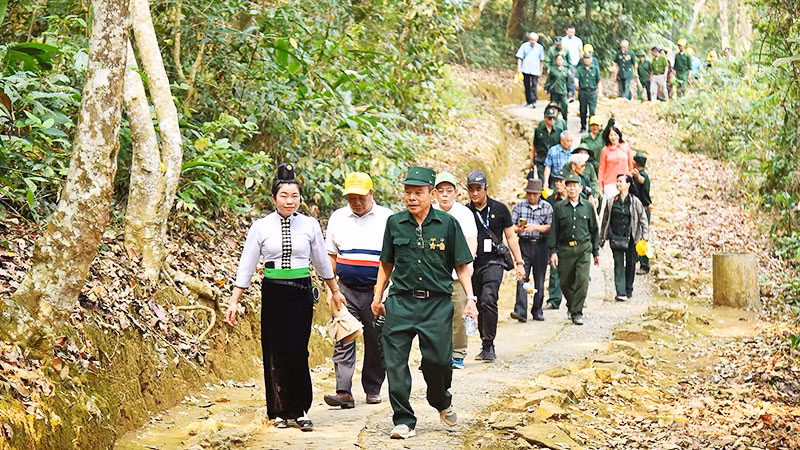 Du khách và cựu chiến binh tham quan di tích Sở Chỉ huy chiến dịch Điện Biên Phủ tại xã Mường Phăng, thành phố Điện Biên Phủ, tỉnh Điện Biên. (Ảnh: MỸ HÀ)