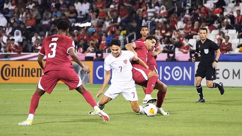 Pha tranh bóng của U23 Indonesia (áo trắng) trong trận đấu với U23 Qatar. 