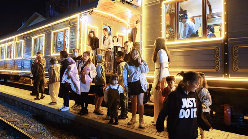 Du lịch bằng tàu hỏa ngày càng được nhiều du khách lựa chọn trải nghiệm. (Ảnh: LÊ HOA)