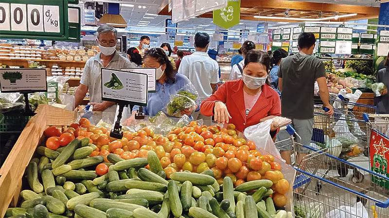 Người dân mua sắm tại siêu thị Co.op. 