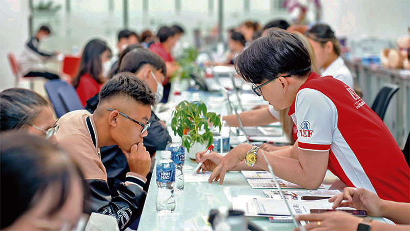 Thí sinh tìm hiểu thông tin tuyển sinh tại Trường đại học Kinh tế-Tài chính Thành phố Hồ Chí Minh. 