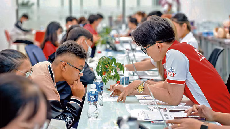 Thí sinh tìm hiểu thông tin tuyển sinh tại Trường đại học Kinh tế-Tài chính Thành phố Hồ Chí Minh. 