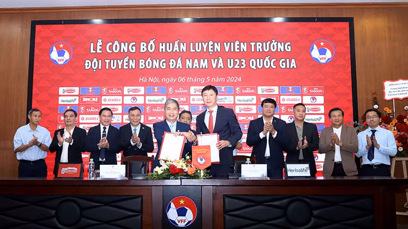 Ông Kim Sang-sik (thứ tư từ phải sang) chính thức được VFF bổ nhiệm làm huấn luyện viên trưởng đội tuyển quốc gia và đội tuyển U23 Việt Nam trong thời hạn 2 năm. (Ảnh: MG)