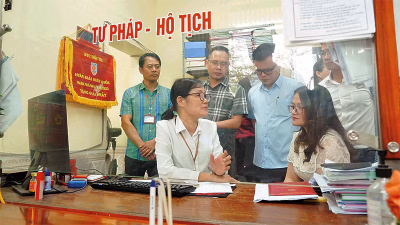 Kiểm tra công tác thực hiện thủ tục hành chính tại phường Hai Bà Trưng, thành phố Phủ Lý.