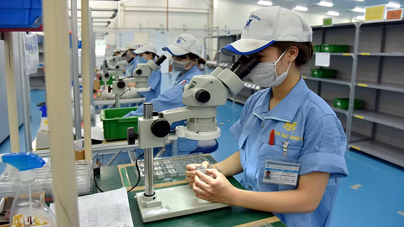 Sản xuất linh kiện cơ khí siêu chính xác tại Công ty TNHH Fujikin (Khu công nghiệp VSIP Bắc Ninh). (Ảnh: ĐĂNG KHOA)