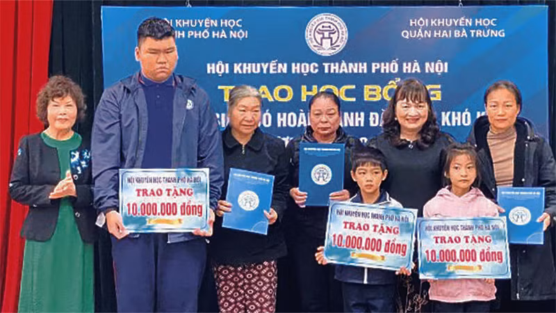 Hội Khuyến học thành phố Hà Nội trao học bổng cho các cháu có hoàn cảnh đặc biệt khó khăn trên địa bàn quận Hai Bà Trưng. (Ảnh: NGUYỄN THỊ KHUYÊN)
