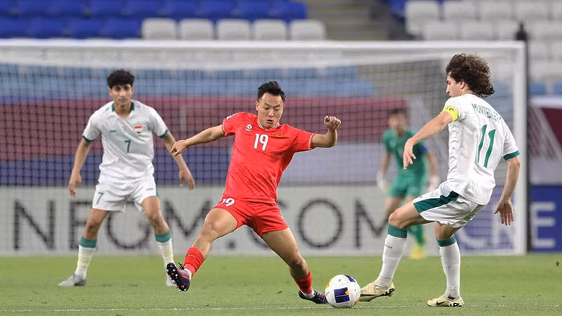 U23 Việt Nam (áo đỏ) dừng bước trước U23 Iraq với tỷ số 0-1 ở trận tứ kết.