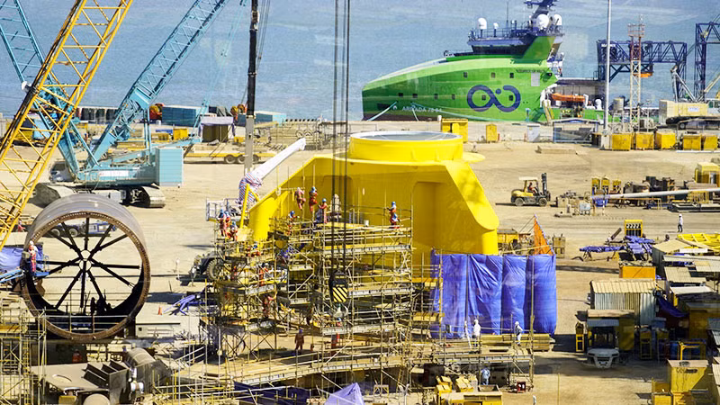 Công nhân và kỹ sư Công ty cổ phần Dịch vụ kỹ thuật dầu khí hoàn thiện chân đế điện gió ngoài khơi theo hợp đồng với đối tác nước ngoài.