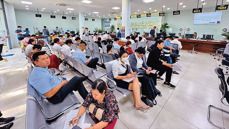 Người dân làm thủ tục tại Văn phòng Đăng ký đất đai thành phố Thủ Đức.