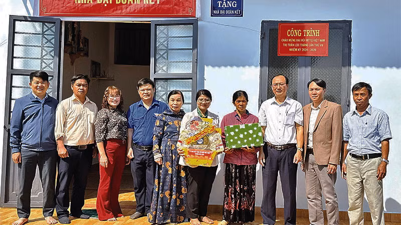 Bàn giao nhà Đại đoàn kết tặng hộ nghèo tại huyện Bảo Lâm.