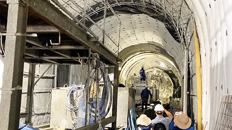 Các đơn vị thi công ngành đường sắt nỗ lực khắc phục sự cố sạt lở hầm đường sắt Chí Thạnh trên địa bàn huyện Tuy An (Phú Yên).