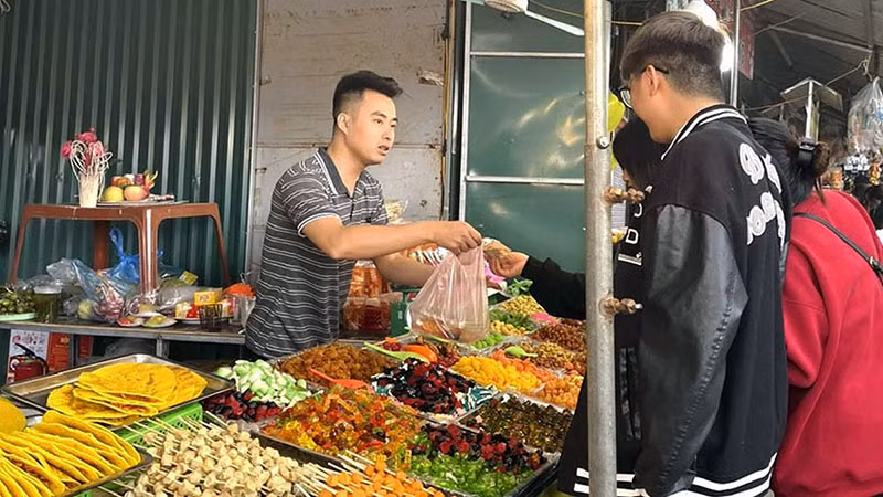 Một gian hàng bán đồ ăn tại Khu di tích Đền Và, thị xã Sơn Tây, Hà Nội. (Ảnh: LỘC XUÂN)