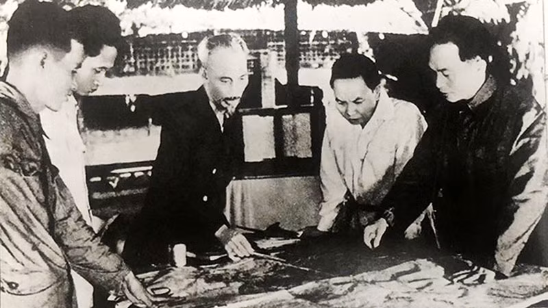 Tháng 12/1953, Trung ương Đảng và Chủ tịch Hồ Chí Minh quyết định mở mặt trận có tính chất chiến lược nhằm tiêu diệt tập đoàn cứ điểm của quân viễn chinh tinh nhuệ Pháp ở Điện Biên Phủ. (Ảnh tư liệu)