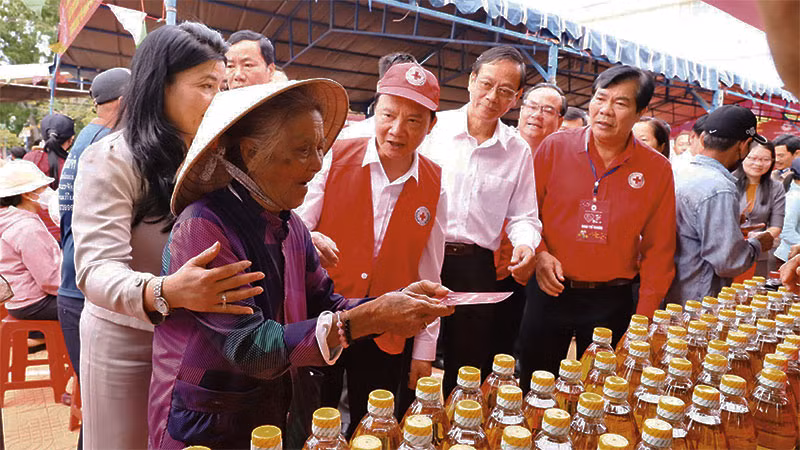 Phiên chợ 0 đồng do Hội Chữ thập đỏ tỉnh Ninh Thuận tổ chức phục vụ người nghèo, cận nghèo có điều kiện vật chất để vui Xuân đón Tết.