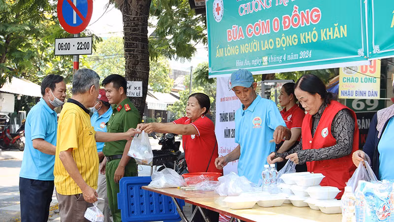 Cán bộ, hội viên Chữ thập đỏ trao tặng suất cơm miễn phí đến người lao động nghèo tại phường Hòa An, quận Cẩm Lệ, thành phố Đà Nẵng. (Ảnh: THANH TÂM)