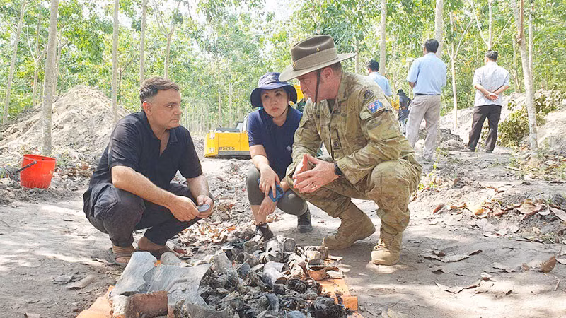 Đại úy chuyên nghiệp Duncan Reid, Trợ lý Tùy viên Quốc phòng, Đại sứ quán Australia tại Việt Nam (bên phải) và Luke Johnston tại hiện trường tìm kiếm hài cốt liệt sĩ ở xã Bình Mỹ, huyện Bắc Tân Uyên, tỉnh Bình Dương. (Ảnh: NGUYỄN XUÂN THẮNG)