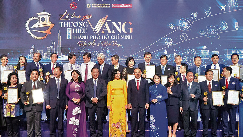 Bí thư Thành ủy Thành phố Hồ Chí Minh Nguyễn Văn Nên (hàng đầu, người thứ bảy từ phải sang) cùng các doanh nghiệp đoạt giải.