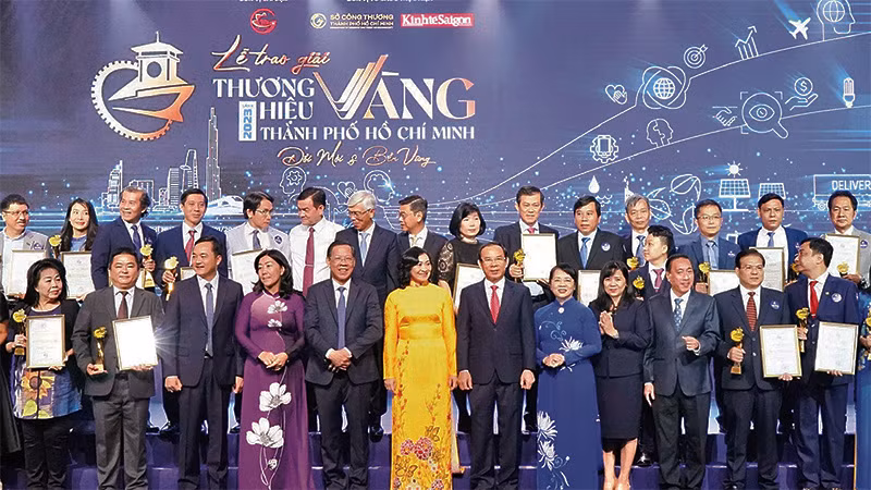 Bí thư Thành ủy Thành phố Hồ Chí Minh Nguyễn Văn Nên (hàng đầu, người thứ bảy từ phải sang) cùng các doanh nghiệp đoạt giải.