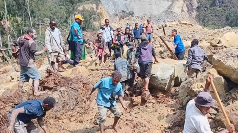 Tìm kiếm nạn nhân trong đống đổ nát do lở đất ở Papua New Guinea. (Ảnh: UN NEWS)