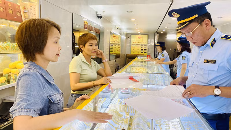 Đội Quản lý thị trường số 1, Cục Quản lý thị trường tỉnh Quảng Ninh kiểm tra chuyên đề hoạt động kinh doanh vàng trên địa bàn tỉnh.